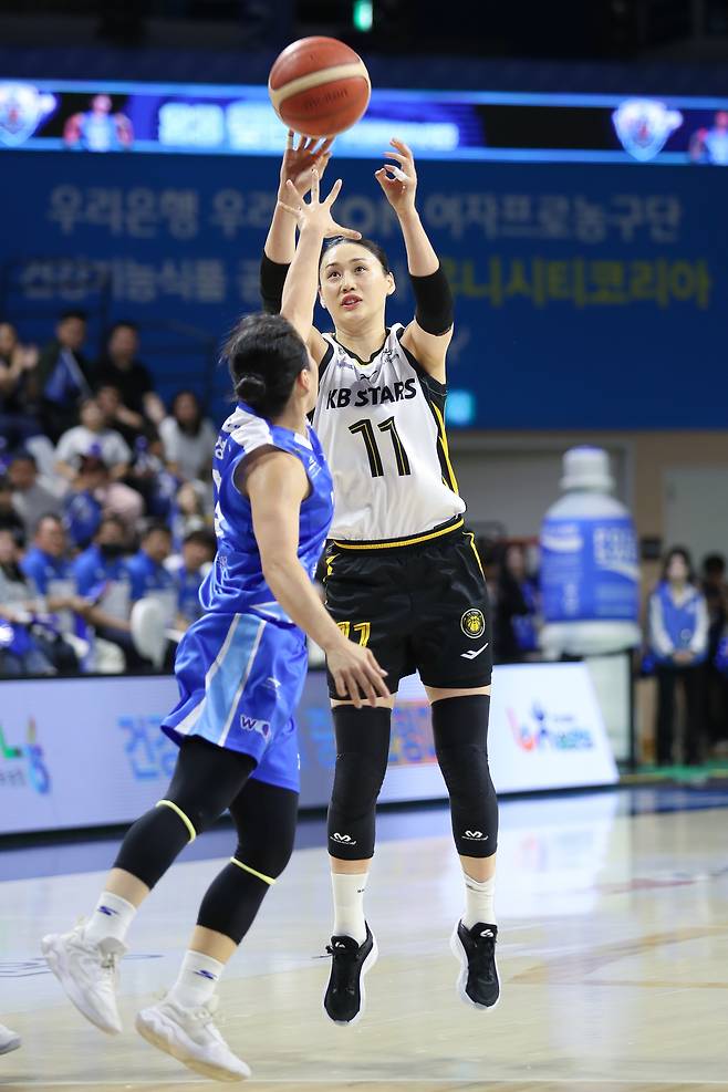 청주 KB스타즈 강이슬이 12일 열린 아산 우리은행과 2025-26 여자프로농구 플레이오프 3차전에서 3점 슛 5개 포함 16점을 기록했다. (WKBL 제공)