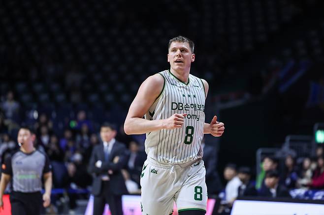 DB 엘런슨이 8일 부산 사직체육관에서 열린 2026 KBO리그 정규시즌 KCC전에 임하고 있다. 사진 | KBL