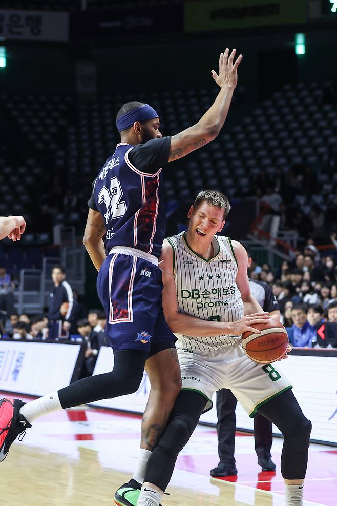 DB 엘런슨이 8일 부산 사직체육관에서 열린 2026 KBO리그 정규시즌 KCC전에서 몸쌈움을 하고 있다. 사진 | KBL