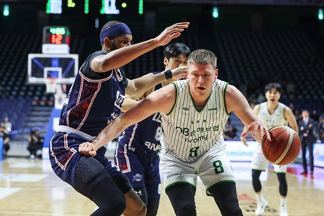 DB 엘런슨이 8일 부산 사직체육관에서 열린 2026 KBO리그 정규시즌 KCC전에서 돌파를 시도하고 있다. 사진 | KBL