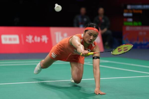 세계 1위 안세영(삼성생명)이 아시아선수권 정상에 오르며 배드민턴 주요 4대 대회를 모두 석권했다. 한국 단식 사상 최초이자 역대 최연소 '커리어 그랜드슬램'이다.(▲12일(현지 시간) 안세영이 중국 닝보 올림픽 스포츠 센터에서 열린 2026 아시아배드민턴선수권대회 여자 단식 결승에서 중국의 왕즈이와 경기를 펼치고 있다.). /사진=뉴시스