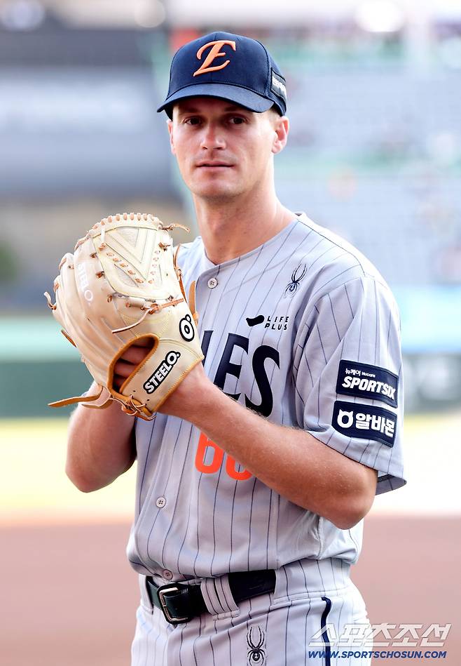 7일 인천 SSG랜더스필드에서 열리는 SSG와 한화의 경기. 포토타임 포즈를 취하고 있는 한화 새로운 외국인투수 쿠싱. 인천=송정헌 기자songs@sportschosun.com/2026.04.07/