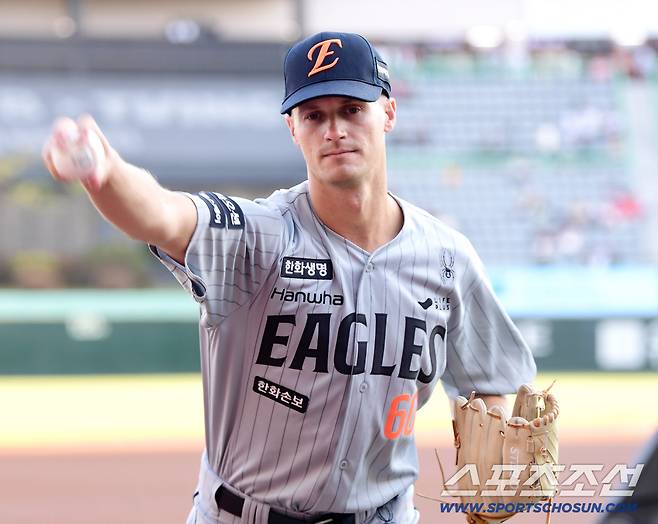 7일 인천 SSG랜더스필드에서 열리는 SSG와 한화의 경기. 포토타임 포즈를 취하고 있는 한화 새로운 외국인투수 쿠싱. 인천=송정헌 기자songs@sportschosun.com/2026.04.07/