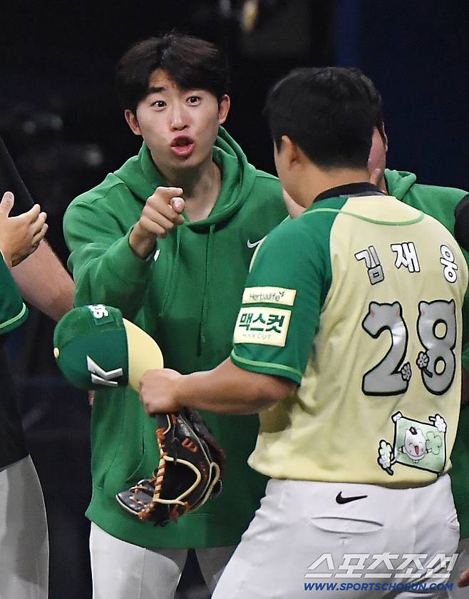 12일 서울 고척스카이돔에서 열린 롯데-키움전. 키움이 2대0으로 승리했다. 6이닝 무실점으로 승리투수가 된 배동현이 마무리 김재웅을 맞이하고 있다. 고척=정재근 기자 cjg@sportschosun.com/2026.4.12/