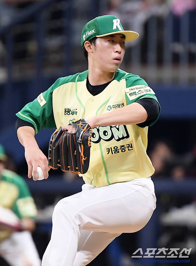 12일 서울 고척스카이돔에서 열린 롯데-키움전. 2회부터 마운드에 오른 배동현이 투구하고 있다. 고척=정재근 기자 cjg@sportschosun.com/2026.4.12/