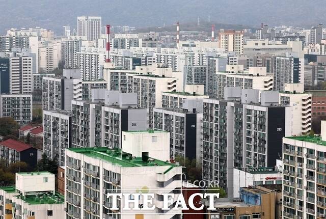 다주택자 매물이 늘어난 강남권 등 상급지는 급매가 쏟아지며 가격이 하락한 반면, 서울 외곽지에는 매수세가 몰리며 가격이 급등하는 양상이다. /뉴시스