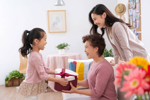 아이가 선물에 대해 실망감을 표현할 땐 바로 훈계하기 보다 아이의 감정을 먼저 인정해줄 필요가 있다.(제공=클립아트코리아)