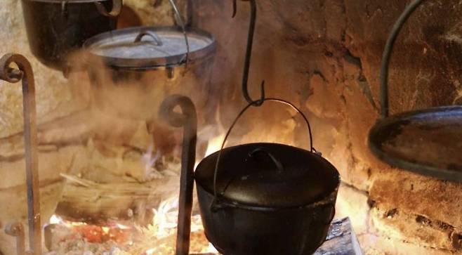 중세식으로 재현한 비어 수프. 깨끗한 물이 부족했던 중세 시대에는 곡물을 발효해 만든 맥주를 끓여 아침 식사로 먹었고, 물 대신 맥주로 갈증을 풀었다. 에일혼 홈페이지 캡처