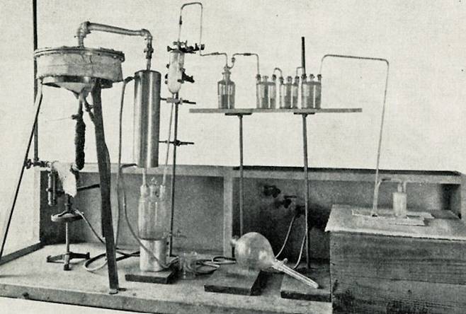 거듭된 연구 끝에 19세기 말 미, 유럽에서는 인스턴트 커피 추출기가 완성된다. 사진은 1890년대에 발명된 커피 추출기. 스미소니언 박물관 홈페이지