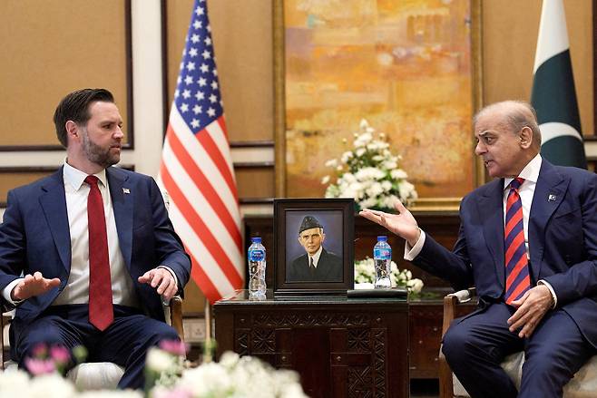 J D 밴스 미국 부통령(왼쪽)이 11일 파키스탄 수도 이슬라마바드에서 셰바즈 샤리프 총리와 만나 대화를 하고 있다. /로이터 연합뉴스