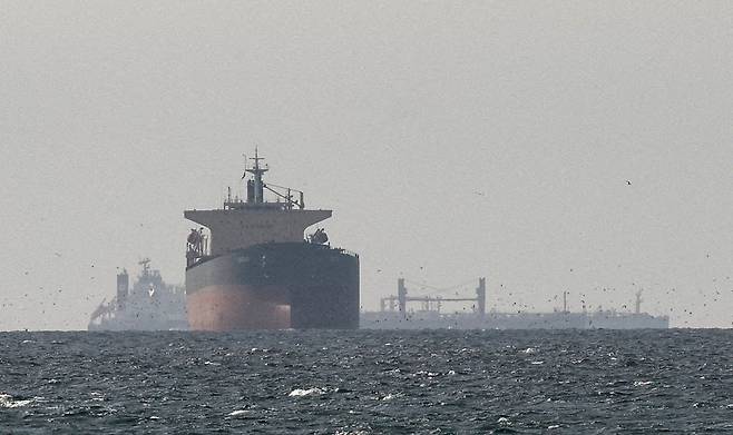 호르무즈 해협 인근의 화물선들. 로이터=연합뉴스