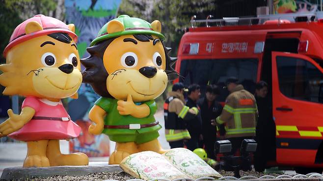 12일 휴장 중인 대전 오월드 내부에서 소방대원들이 탈출한 늑대를 수색하고 있다. 김영태 기자