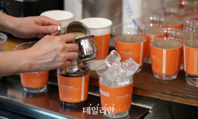 서울 시내의 한 카페에서 일회용 컵을 사용하고 있다.ⓒ뉴시스