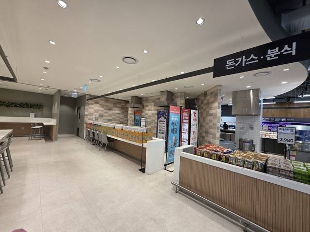 서울 강서구 등촌동 홈플러스 메가 푸드 마켓 내 운영이 중단된 식음업장. 사진= 김수연기자 newsnews@