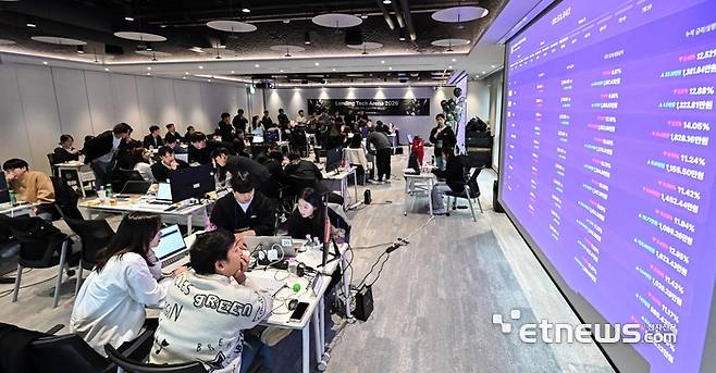 온라인투자연계금융업(온투업)체 PFCT가 주최한 온라인 대출 전략 시뮬레이션 대회 '렌딩 테크 아레나 2026'이 지난 9일 서울 종로구 센트로폴리스에서 열렸다. 참가자들이 가상의 온라인 대출전략을 세우고 있다. 이동근기자 foto@etnews.com
