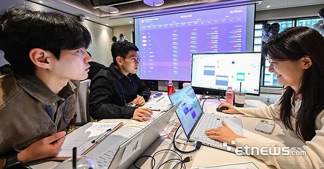 온라인투자연계금융업(온투업)체 PFCT가 주최한 온라인 대출 전략 시뮬레이션 대회 '렌딩 테크 아레나 2026'이 지난 9일 서울 종로구 센트로폴리스에서 열렸다. 참가자들이 가상의 온라인 대출전략을 세우고 있다. 이동근기자 foto@etnews.com