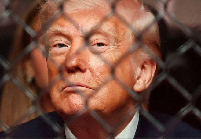 도널드 트럼프 미국 대통령이 11일(현지시간) 미국 마이애미 카세야 센터에서 열린 UFC327 경기 관람하고 있다. 로이터=연합뉴스