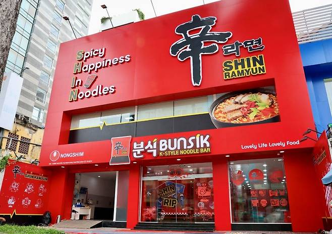 베트남 호치민의 '신라면 분식' 매장 전경. 농심 제공