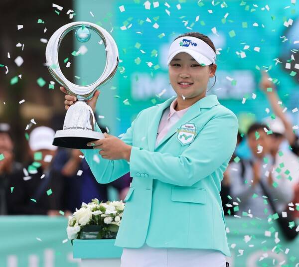 2026년 한국여자프로골프(KLPGA) 투어 iM금융오픈 우승을 차지한 루키 김민솔 프로가 우승 트로피를 들고 기념 촬영하는 모습이다. 사진제공=KLPGA (사진을 무단으로 사용하지 마십시오.)