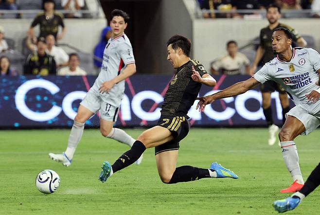 손흥민이 지난 8일(한국시각) 2026 북중미 카리브축구연맹(CONCACAF) 챔피언스컵 8강 1차 크루스 아술전에서 수비수를 뚫고 선제골을 넣는 모습. 로스앤젤레스/AFP 연합뉴스