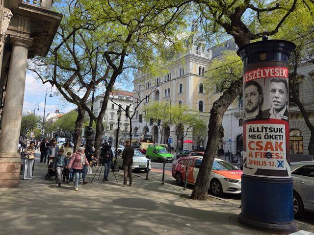 헝가리 총선을 하루 앞둔 11일 부다페스트 시내 곳곳에 걸린 흑색선전 포스터. 여당은 경쟁자인 마자르 페테르와 볼로디미르 젤렌스키 우크라이나 대통령 사진을 나란히 걸어 놓고 "위험한 이들을 뽑으면 우크라이나 전쟁에 휘말린다"는 문구를 넣었다. 부다페스트 거리 50m마다 해당 포스터를 볼 수 있었다. 부다페스트=정승임 특파원