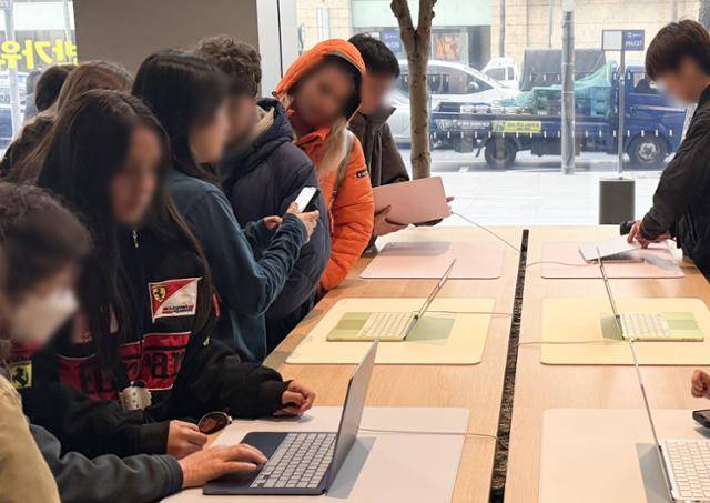 지난달 11일 서울 중구 애플 명동 매장에서 고객들이 애플 신제품인 '맥북 네오'를 체험하고 있다. 연합뉴스