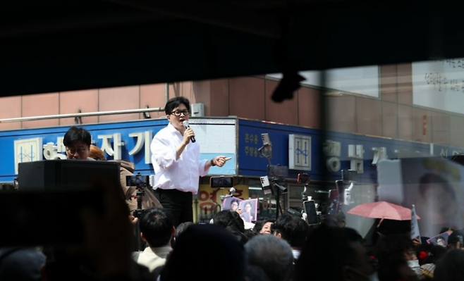 한동훈 전 대표가 11일 수원 팔달문 인근 전통시장에서 발언하고 있다. (본인 페이스북)