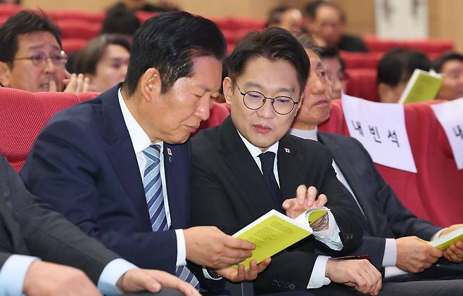 김남준 전 청와대 대변인이 지난달 2일 인천 계양구 경인교육대학교에서 열린 '쉬운 정치, 김남준' 북콘서트에서 정청래 더불어민주당 대표와 자신의 저서 『쉬운 정치』를 보며 대화하고 있다. 연합뉴스