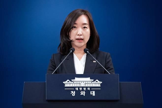 전은수 청와대 대변인이 지난 3일 오후 청와대 춘추관에서 출퇴근 시간대 대중교통 혼잡 완화 대책 관련 브리핑을 하고 있다. 청와대사진기자단