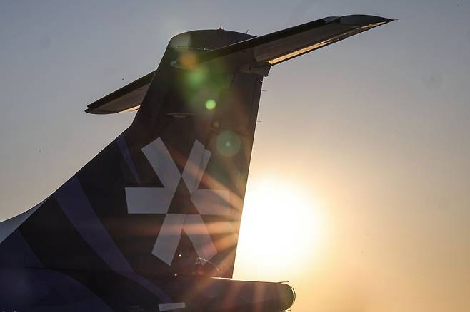 기체 꼬리날개에 새겨진 섬에어 로고. 6엽 프로펠러를 모티브로 하늘과 바다로 뻗어나가는 빛의 형상과 섬을 상징하는 삼각형을 조합한 디자인이다.