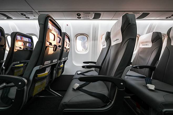 좌석 간격은 29인치, 너비는 18인치다. 성인 남성이 앉아도 큰 불편함은 없었다.