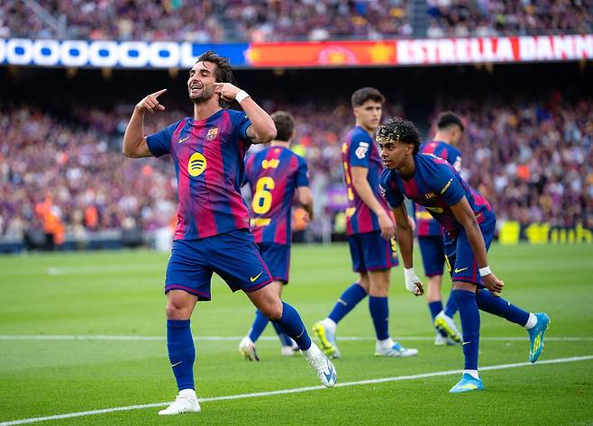 바르셀로나 페란 토레스가 12일 에스파뇰전에서 득점한 뒤 골 세리머니를 하고 있다. 바르셀로나는 4-1로 크게 이기고 선두를 지켰다. 신화통신=연합뉴스