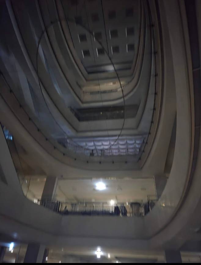 11일 오후 12시께 정전으로 건물 전체가 깜깜해진 경기 용인 신세계 사우스시티. 사진출처: X 'jjugili00' 계정