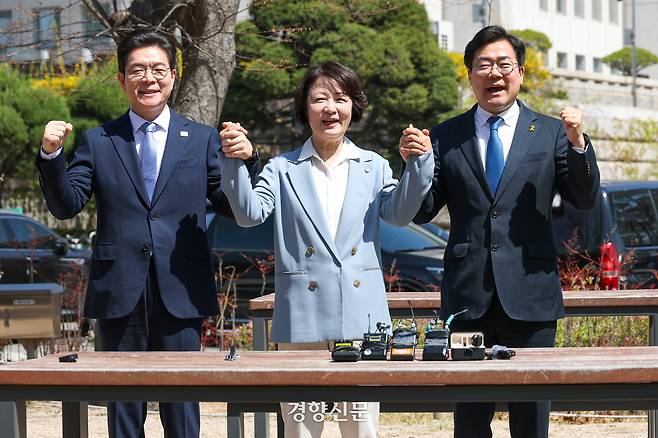 정원오 더불어민주당 서울시장 후보(왼쪽부터)·추미애 경기지사 후보·박찬대 인천시장 후보가 12일 국회 소통관 앞에서 열린 간담회에 참석해 기념촬영을 하고 있다. 권도현 기자