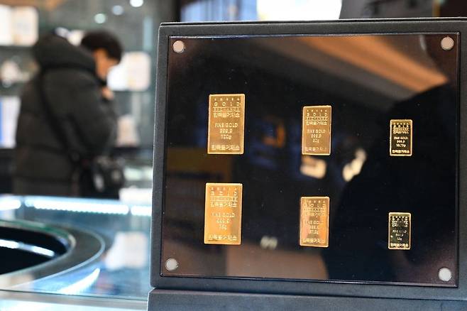 지난 2월 13일 서울 종로구 한국금거래소에 골드바 전시품이 진열돼 있다. 윤웅 기자