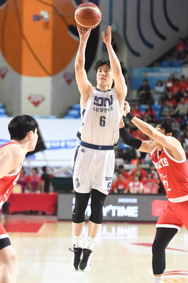 고양 소노 이정현이 12일 서울 잠실학생체육관에서 열린 2025-2026 프로농구 6강 플레이오프(5전 3선승제) 1차전에서 서울 SK와 홈 경기서 슈팅을 시도하고 있다. KBL 제공