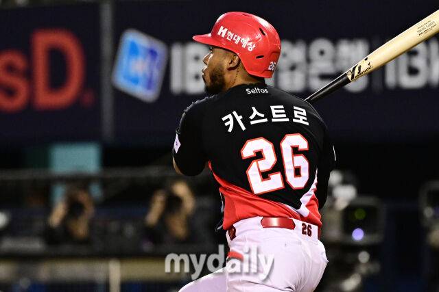 31일 서울 잠실야구장에서 열린 '2026 신한 SOL BANK KBO리그' LG 트윈스와 KIA 타이거즈 경기. KIA 카스트로가 2회초 2사 1-3루에 2타점 적시 2루타를 치고 있다./마이데일리