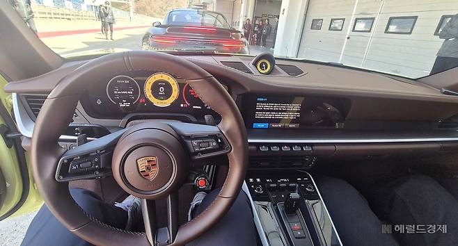 8일 강원 인제군 인제 스피디움에서 열린 미디어 트랙 익스피리언스에서 기자단이 시승해 본 카레라 4 GTS의 실내 모습. 정경수 기자