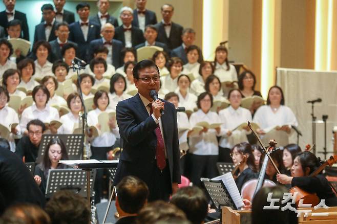 전주완산교회 유병근 위임목사가 100주년 기념 음악회에 참석한 성도와 내빈들을 향해 인사를 전하고 있다. 최화랑 기자