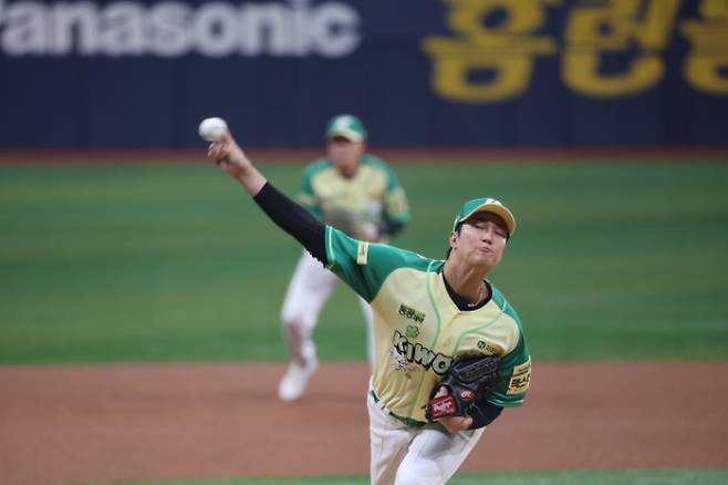12일 서울 고척스카이돔에서 열린 프로야구 키움 히어로즈와 롯데 자이언츠의 경기. 키움 선발 투수 안우진이 역투하고 있다. 연합뉴스