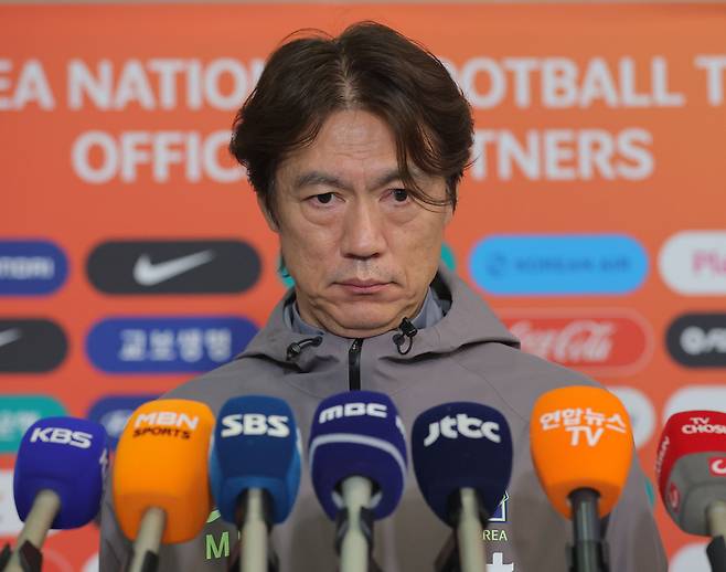 2026 국제축구연맹(FIFA) 북중미 월드컵 소집 전 마지막 평가전을 마치고 돌아온 대한민국 축구 국가대표팀 홍명보 감독이 지난 2일 인천국제공항 제2터미널을 통해 귀국해 취재진의 질문에 답하고 있다. 유럽 원정 A매치 코트디부아르와 오스트리아전에서 두 경기 연속 ‘영패’를 기록한 대표팀은 골 결정력은 물론 수비 조직력마저 총체적 난국 상황에 빠지면서 월드컵 본선 경쟁력에 ‘빨간불’이 켜졌다. 연합뉴스