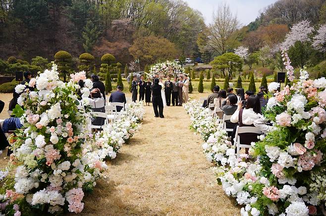 11일 공공예식장 ‘성남 솔로몬 웨딩뜰’에서 열린 첫 결혼식. 성남시 제공