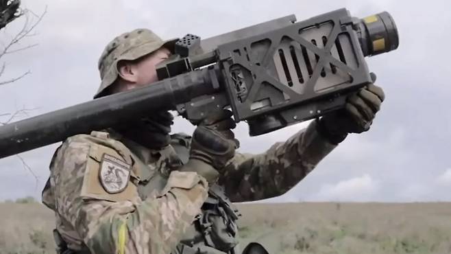 휴대용 대공 미사일 맨패즈인 스팅어 미사일을 사용하는 병사의 모습. 기사와 직접 관계 없음