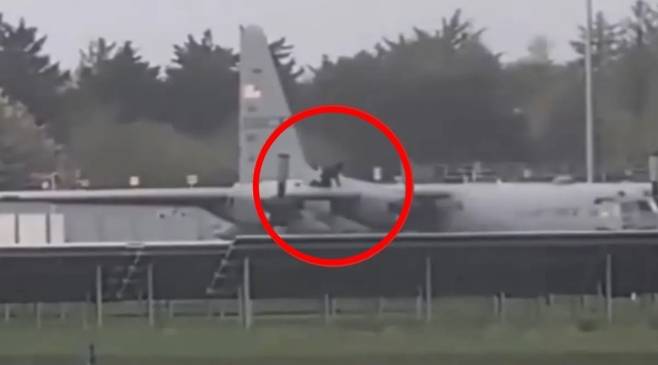 11일(현지시간) 아일랜드 서부 섀넌 공항에 침입한 괴한이 도끼를 휘둘러 미군 C-130 허큘리스 수송기 동체와 날개 부위를 여러 차례 내리 찍었다. 영상 캡처