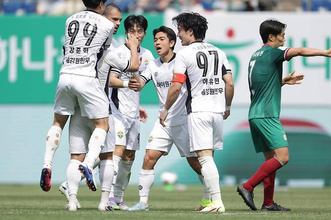 강원 김대원(오른쪽 3번째)이 12일 대전월드컵경기장에서 열린 대전하나와 K리그1 7라운드 원정경기에서 득점한 뒤 주장 이유현(97번) 등 동료들의 축하를 받고 있다. 사진제공|한국프로축구연맹