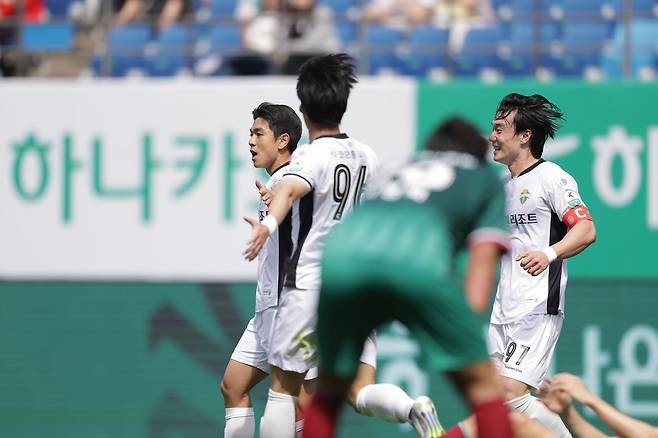 강원 김대원(왼쪽)이 12일 대전월드컵경기장에서 열린 대전하나와 K리그1 7라운드 원정경기에서 득점한 뒤 동료들의 축하를 받고 있다. 사진제공|한국프로축구연맹