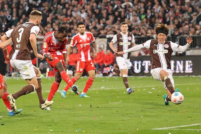 12DLF, FC 장크트 파울리와 바이에른 뮌헨의 분데스리가 축구 경기에서 바이에른의 니콜라스 잭슨(왼쪽에서 두 번째)이 팀의 네 번째 골을 넣기 위해 슛을 하고 있다. AP연합뉴스