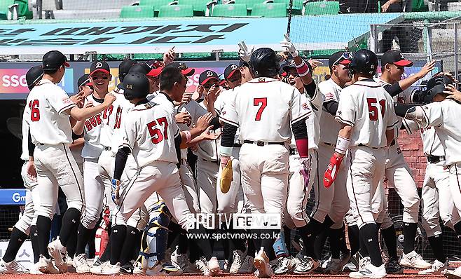 ▲ 엄준상의 만루홈런에 기뻐하는 덕수고 선수들. ⓒ곽혜미 기자