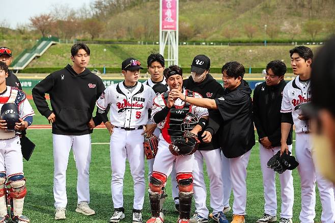 ▲ 진현우의 승리를 축하해주는 울산 웨일즈 선수들 ⓒ울산 웨일즈