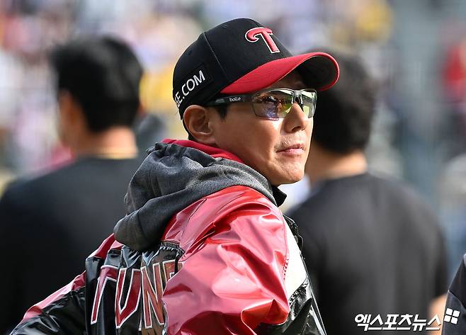 12일 오후 서울 송파구 잠실야구장에서 열린 '2026 신한 SOL Bank KBO리그' SSG 랜더스와 LG 트윈스의 경기, LG가 SSG에 9:1로 승리하며 7연승을 기록했다. 이날 경기에서 승리한 LG 염경엽 감독이 기뻐하고 있다. 잠실, 김한준 기자